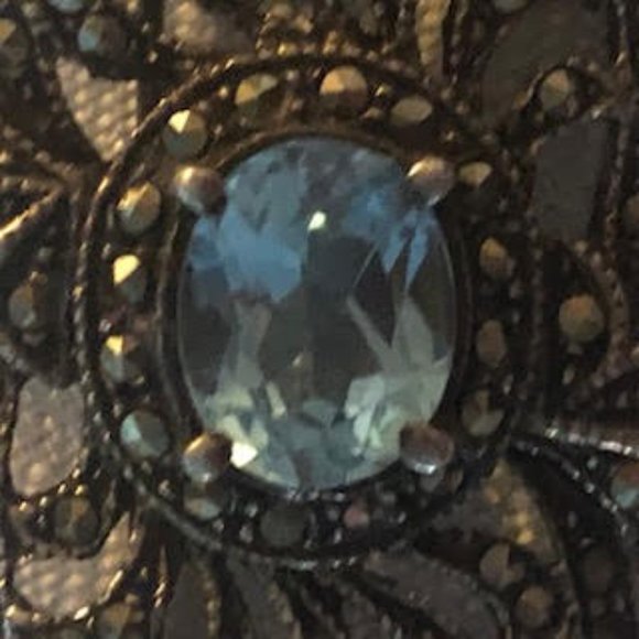 Vintage pin with a large Blue Oval Stone on cut our filigree design - Picture 4 of 5